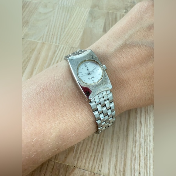 Retro fossil ladies silver tone watch NEW BATTERY